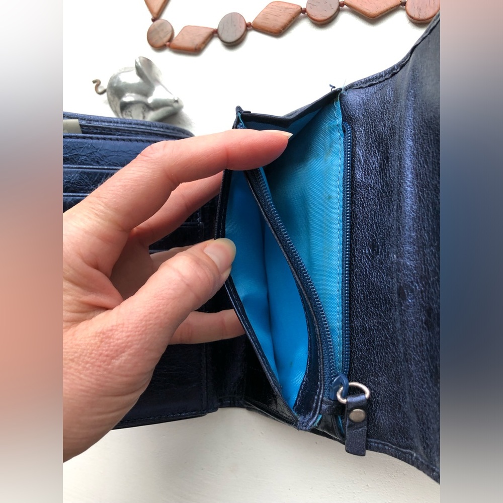 Isabella Fiore 100% leather wallet - metallic blue - rare hard to find - Picture 15 of 17